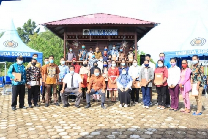 Dua Dosen Pendidikan Biologi Menerima Sertifikat Pendidik