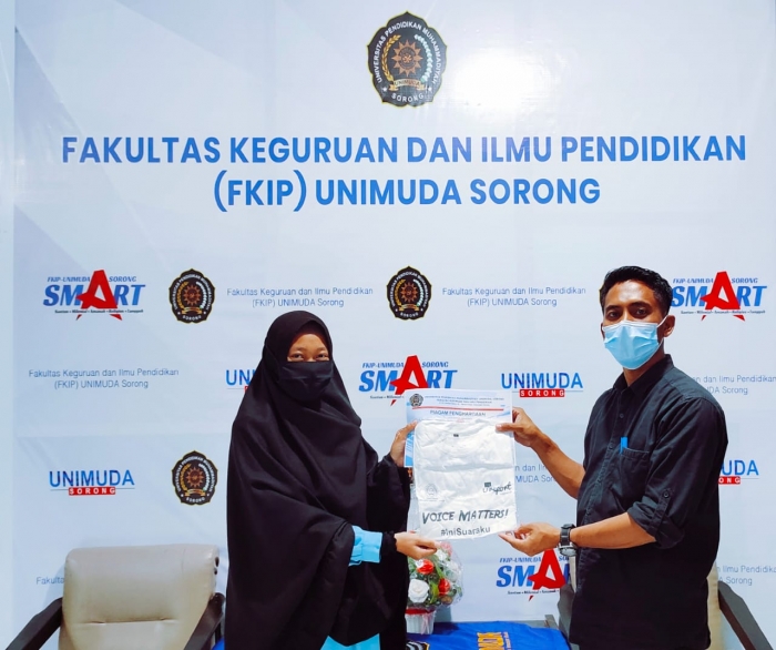 Wahyuningsih Menjadi Peserta Pertama Seminar Usulan Penelitian (SUP) Tahun 2021 Mendapat Souvenir dari Dekan FKIP